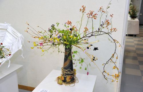 村上　敏子「変わりゆく梢」