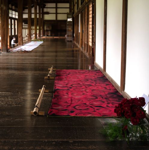 2025花心論の様子 大阪・関西万博のイタリア・フランスパビリオンに飾られた、テキスタイルアーティスト山口英夫氏の花のカーペット。（薔薇）