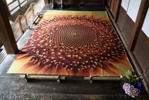 2025花心論の様子 大阪・関西万博のイタリア・フランスパビリオンに飾られた、テキスタイルアーティスト山口英夫氏の花のカーペット。(向日葵)