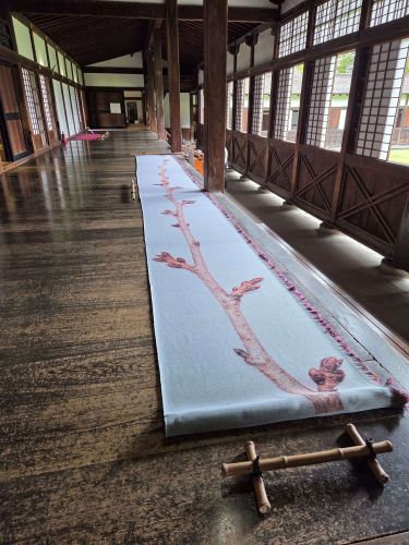 2025花心論の様子 大阪・関西万博のイタリア・フランスパビリオンに飾られた、テキスタイルアーティスト山口英夫氏の花のカーペット。（桜）